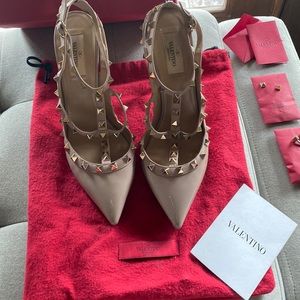Valentino Garavani Rockstud Slingback in Nude.